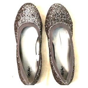 EUC size 9 silver / gray sparkle Mossimo flats
